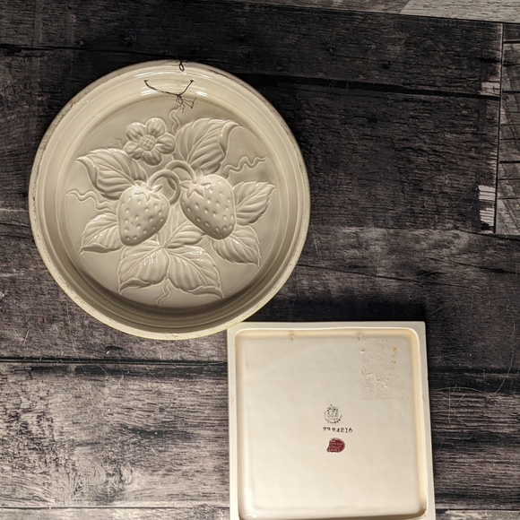 Pair of Midcentury Ceramic Fruit Plaques - Picture 5 of 5